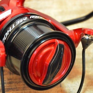 Mulinetă feeder Carp Expert Uni Method 2 4500 cu tambur metalic și clips rotund.