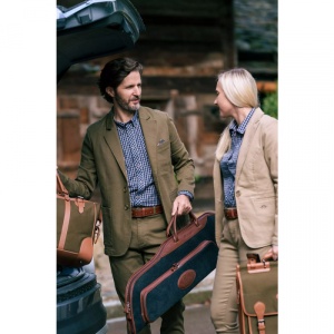 Pantaloni Blaser Denim Stretch-Chino Tom Dark Olive, croială chino modernă, material elastic cu bumbac, confort ridicat pentru activități outdoor și utilizare casual.