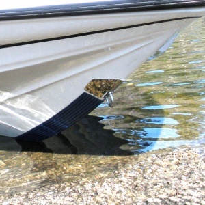 Protecție de provă din inox mică Gator Guards BowShield 15.2 x 16.5 cm, din inox 316 cu finisaj oglindă și adeziv poliuretanic, ideală pentru protejarea etravei împotriva ancorei și rolelor peridocului.