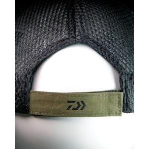Șapca Daiwa Pro Performance Green/Black – model ventilat, bandă elastică și cozoroc curbat pentru vizibilitate optimă la pescuit.