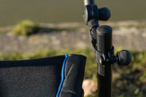 Scaun Feeder Daiwa N'Zon – Detaliu picioare de 36mm cu filet universal și spătar înalt ajustabil pentru confort premium.
