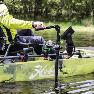 Suport Sondă Sonar Railblaza HEXX Live Pole 30 – Sistem articulat profesional pentru sonde de scanare live, dotat cu indicator de direcție și rotație completă la 360°.