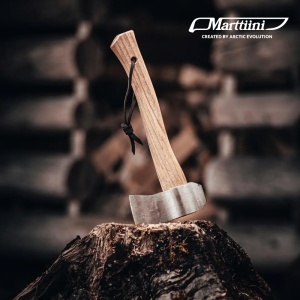 Topor Marttiini Trekking Axe 1031020 – Instrument compact de bushcraft cu lamă din oțel carbon, mâner din lemn de frasin și teacă de protecție din piele.