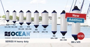 IMAGE CAPTION: Gamă de baloane bicolore albe cu cap albastru OCEAN seria H Heavy Duty (modele de la H2 la H8), fabricate monobloc din PVC Plastisol prin turnare rotativă, cu ochiuri de prindere ranforsate structural, destinate ambarcațiunilor între 5m și 