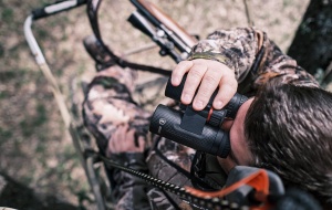 Bushnell Nitro 10×42 – ED Prime, prisme BaK-4 PC3, EXO Barrier, FMC, Ultra-Wideband Coating, IPX7, 695 g, 140 mm. Claritate excelentă în orice condiții.