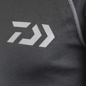 Bluza Daiwa DVEC Base Layer UPF 40+ – strat de bază termic, respirabil și cu protecție UV ridicată. Perfectă pentru pescuit în orice sezon.
