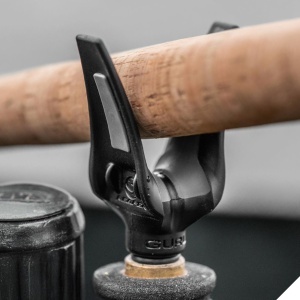 Cap suport feeder Guru Mini Stealth Reaper Rest, versiune compactă pentru pescuit pe râu, oferind fixare sigură a cotorului și stabilitate excelentă pe rod pod sau pichet