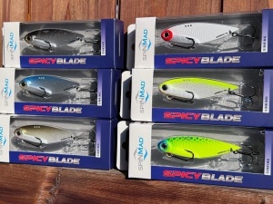 Cicadă Spinmad Spicy Blade King 7.2cm 24g – detaliu sistem de reglaj cu 3 puncte și ancore VMC.