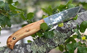 Cutit Helle Nord full tang cu lama Sandvik 14C28N de 147mm si maner din mesteacan buclat, livrat cu teaca din piele naturala.