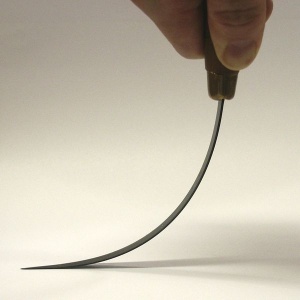 Cutit Marttiini Clasic pentru Filetat 10 cu lama flexibila de 100mm si maner din mesteacan, livrat cu teaca din piele naturala.