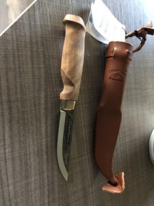 Cutit Marttiini Lynx Lumberjack Carbon cu lama de 100mm din otel carbon si maner din mesteacan colorat, livrat cu teaca din piele naturala.