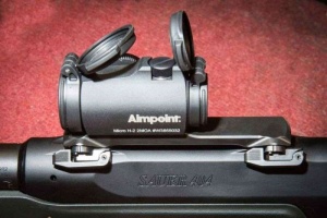 Aimpoint Micro H2 2 MOA montat pe Sauer 404 cu sistem SUM, red dot compact și etanș, autonomie 50.000 ore.