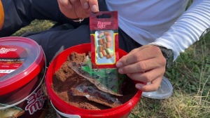 Găleată nadă Benzar Mix Instant Groundbait Set 3kg, cu nadă specifică și aditivi lichizi incluși, concepută pentru pescuit eficient la crap, amur, fitofag și method feeder.