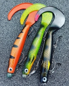 Grub Lucky John Kubira Fire Tail 23cm – nalucă mare cu coadă vibratilă și corp suplu, ideală pentru știucă și șalău, fabricată din material rezistent