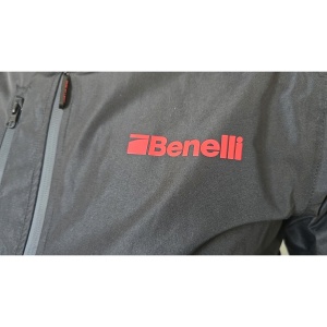Jachetă impermeabilă de ploaie Benelli Black Rain negru cu glugă integrată și fermoare etanșe.