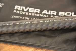 Lansetă Benzar River Air Bolo 6.00m din carbon Toray 46T, ultra-ușoară și fină, cu inele subțiate și mâner antialunecare, concepută pentru pescuit bolognez de precizie.