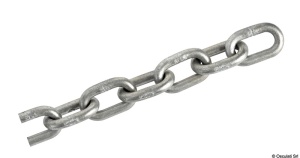 Lanț galvanizat calibrat de 10mm la lungime de 25m de la Osculati pentru vinciuri electrice – Lanț marin greu cu geometrie standard ISO (pas 30mm), greutate 2.350kg/m, rezistență la rupere de 5000kg și marcaj de conformitate OSC pe zale.