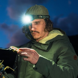 Lanternă frontală Ledlenser HF6R RGB Camo 900 lumeni cu senzori Adaptive Light Beam, lumini RGB și carcasă din aluminiu IP67.