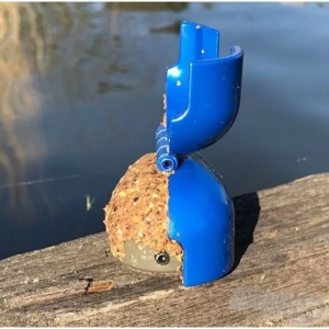 Matriță Cralusso Shell Method Mould cu arc central, pentru presare uniformă și armare rapidă a momitoarelor method feeder, indiferent de dimensiune.