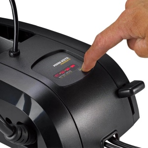 Motor electric de trolling pentru proza bărcii Minn Kota PowerDrive 45lb 12V cu lungimea axului de 137cm, echipat cu sistem de poziționare GPS, funcție de ancoră digitală Spot-Lock, elice anti-vegetație și micro telecomandă wireless inclusă.