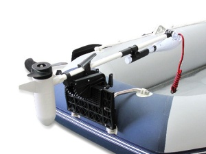 Motor electric Haswing Osapian 40 lbs – vedere laterală, manetă telescopică și montaj pe oglinda bărcii