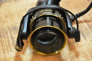 Mulineta Benzar Concourse Method Feeder 8500QD cu tambur long cast shallow si frana rapida Quick Drag pentru distante mari.