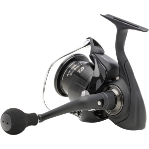 Mulineta Daiwa 24 TDR 4012QD AB evidențiind noul rotor Airdrive și manivela cu pliere rapidă.