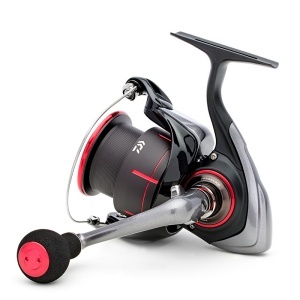 Mulineta Daiwa 25 TDM QD – corp aluminiu, rotor Airdrive DS5, sistem QD Quick Drag, tambur ABS Long Cast, 5 rulmenți și mâner One Touch Folding. Ideală pentru match și feeder.