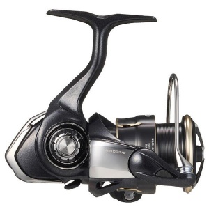 Mulinetă Daiwa 26 Freams LT – Detaliu de design modern cu finisaj argintiu-titan, evidențiind noul Airdrive Rotor și manivela ergonomică din aluminiu prelucrat mecanic.
