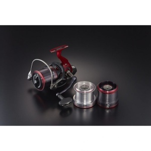 Mulineta Daiwa Emblem 45 SCW QD Type R – surfcasting profesional, 3 tamburi, SCW și frână Quick Drag pentru lansări extreme.