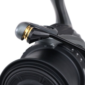 Mulinetă Formax Aries Long Cast 6500 – Vedere de profil evidențiind tamburul long cast din aluminiu, clipsurile metalice duble și manivela de forță pentru control total.
