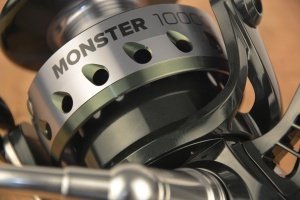 Mulinetă profesională pentru somn Wizard Monster 10000 – Echipament heavy-duty cu corp din aluminiu, rotor din carbon, 12 rulmenți, raport de recuperare 4.4:1, mâner CNC Super Hard și capacitate tambur 0.46mm/320m.