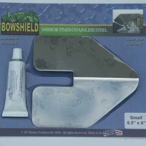 Protecție de provă din inox mică Gator Guards BowShield 15.2 x 16.5 cm, din inox 316 cu finisaj oglindă și adeziv poliuretanic, ideală pentru protejarea etravei împotriva ancorei și rolelor peridocului.