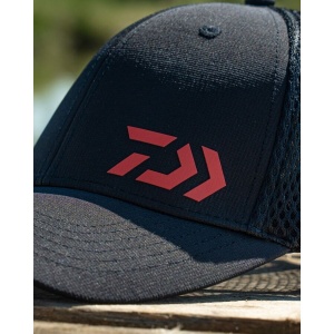 Șapcă tehnică de pescuit Daiwa Pro Performance Black/Red – Model original cu plasă ventilată în spate, margini elastice interioare și logo premium brodat D-Vec roșu, ideală pentru protecție solară la spinning și crap.