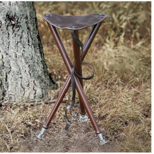 Scaun vânătoare Franconia Tripod – picioare lemn de cedru, șezut piele de bivol, 60 cm înălțime, suport 120 kg, curea transport inclusă