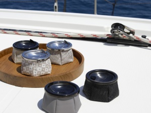 Scrumieră antivânt cu capac Rattan Negro de la Marine Business, realizată din inox cu sac din piele artificială împletită neagră, ideală pentru ambarcațiuni și iahturi.