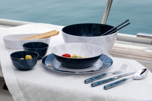 Set de 24 de tacâmuri antialunecare din inox Living de la Marine Business pentru 6 persoane, realizate din oțel inoxidabil AISI 18/0 cu mânere ergonomice din ABS și inel antiderapant.