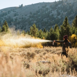 Spray Autoapărare Urs Sabre Frontiersman MAX – Protecție profesională cu rază de 12 metri, volum de 272 ml și husă tactică inclusă.