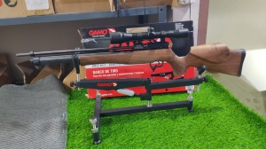 Stand Gamo Rifle Rest – suport metalic robust pentru reglarea armelor cu aer comprimat, cu reglaj precis și bază stabilă.