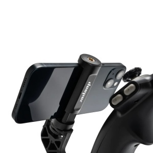 Suport Deeper pentru smartphone si telecomanda navomodel Deeper Quest cu montaj pe trepied si unghi reglabil.