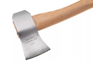 Topor Marttiini Trekking Axe 1031020 – Instrument compact de bushcraft cu lamă din oțel carbon, mâner din lemn de frasin și teacă de protecție din piele.