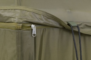 Umbrelă cu paravan Mivardi Session XL 220cm, ideală pentru protecție împotriva ploii, vântului și soarelui în sesiunile de pescuit.