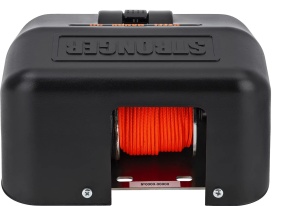 Troliu electric de proză pentru barcă Stronger Steelhands 20, realizat din oțel galvanizat rezistent, echipat cu rolă de ghidaj integrată, cablu de ancorare de 30m și carcasă neagră de protecție, optimizat pentru ancore de până la 8kg.