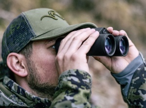 Binoclu Blaser Rangefinder 10x42 – telemetru laser până la 2.950 m, senzori integrați, optică premium și aplicație balistică pentru vânătoare la distanță