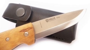 Briceag Helle Bleja – Instrument pliabil premium cu lamă de 85mm din oțel triplu laminat, mâner din mesteacăn buclat și mecanism de blocare ultra-robust.