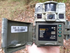 Camera monitorizare Spromise S68 24MP cu video 2K și LED-uri IR invizibile 940nm pentru supraveghere discretă zi și noapte.