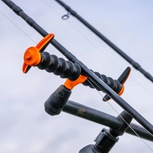 Cap suport feeder Guru Reaper Rod Rest 22cm cu 11 poziții individuale, brațe laterale reglabile și design compact pentru control și siguranță maximă la pescuit.
