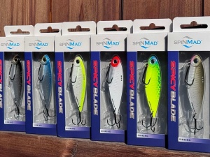 Cicadă Spinmad Spicy Blade King 7.2cm 24g – detaliu sistem de reglaj cu 3 puncte și ancore VMC.