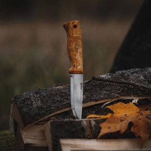 Cutit Helle Temagami 14C28N cu lama de 110mm si muchie 90° pentru amnar, maner din mesteacan buclat si teaca piele naturala.