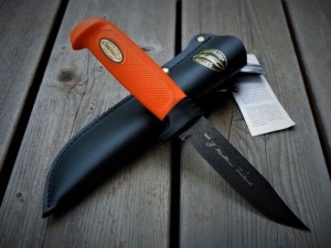Cutit Marttiini Big Game Martef cu lama de 130mm si maner cauciucat, livrat cu teaca din piele, ideal pentru vanatoare si procesarea vanatului mare.